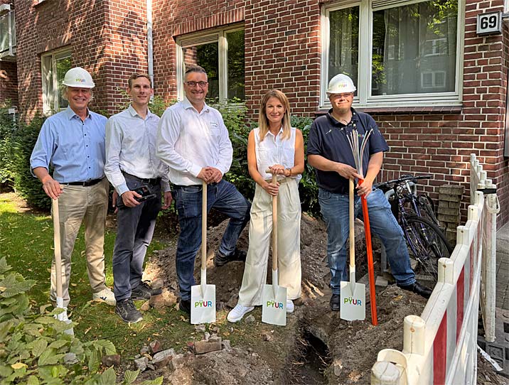 Foto von fünf Personen, die am Projekt des Ausbaus eines eigenen Glasfasernetzes der Baugenossenschaft Bergdorf-Bille gemeinsam mit der Mulimediapartner Tele Columbus  beteiligt sind.